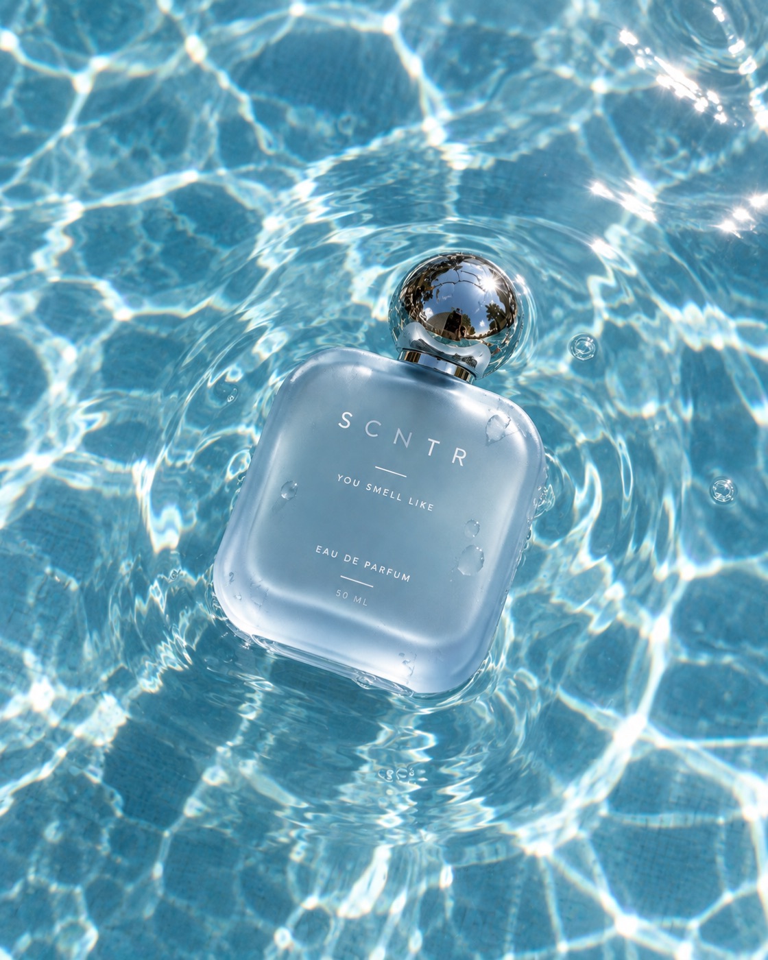 Botol Aqua tampak mengapung dalam suasana biru